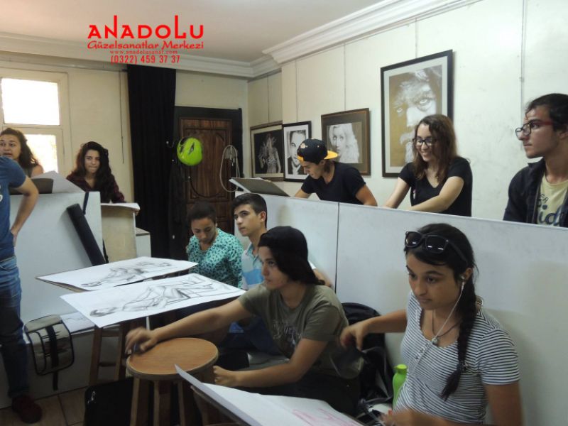Güzel Sanatlar Öğrencileri Desen Çalışırken Konyada