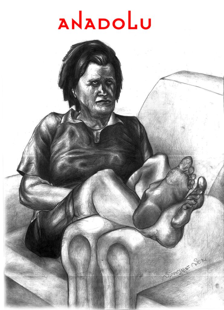 Karakalem Koltukta Ayaklarını Uzatan Yaşlı Kadın Çizimi Konyada